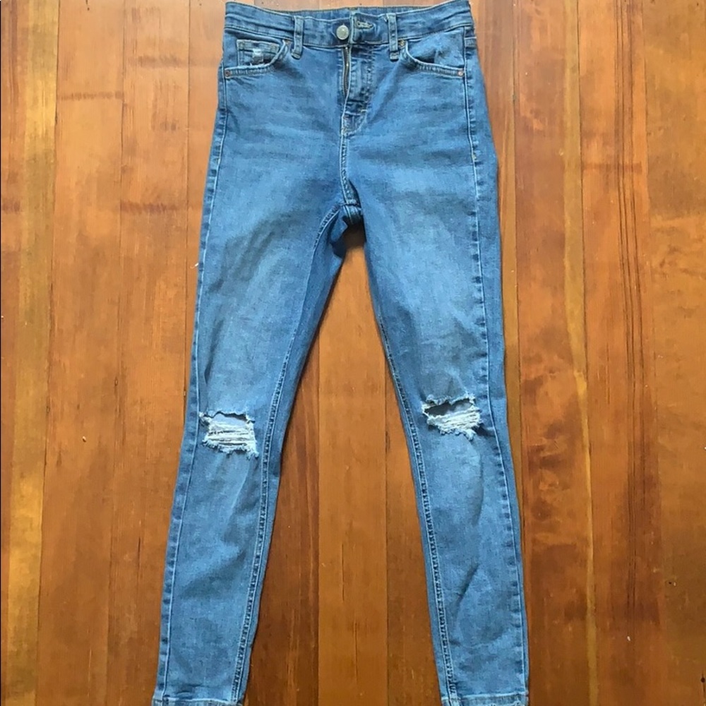 Stretchy skinny jeans with some ripped details
